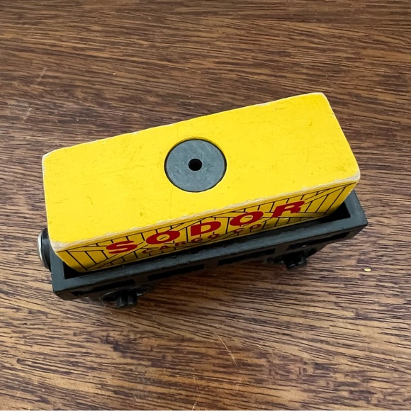 Thomas & Friends Wooden Railway Train Tank Black Cargo Car + Yellow Sodor Cargo - Picture 2 of 5
